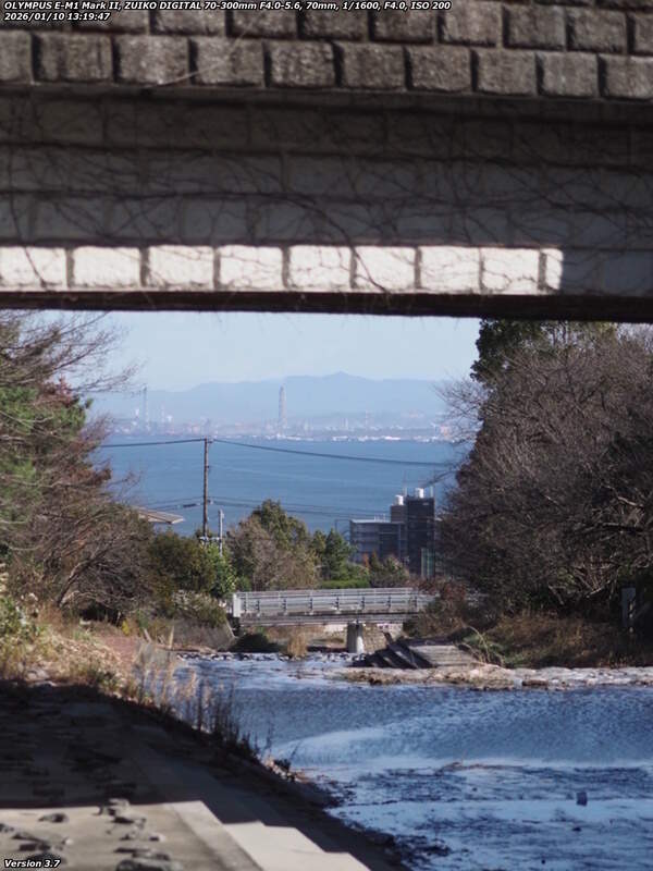 境川(別府市) であい橋の先に見える別府湾