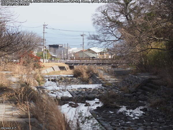 境川(別府市) 西別府橋が見える