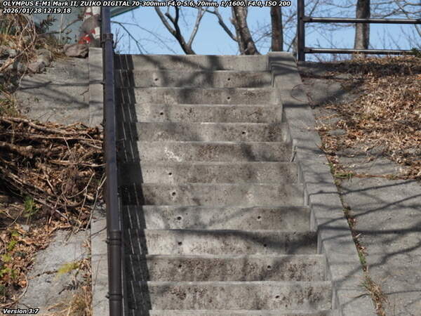 境川(別府市) 階段で扇山町側の道路へ