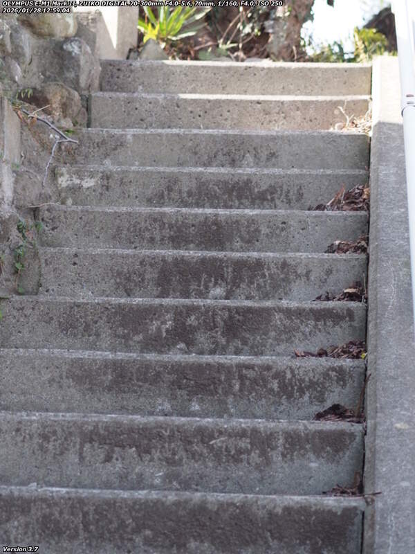 境川(別府市) 階段を上り荘園・南荘園町公民館を通り抜けて道路へ