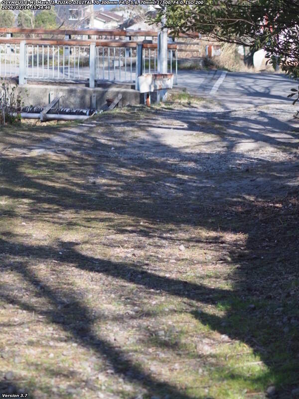 南立石生目町(別府市) 境川の土手上の未舗装路を下る