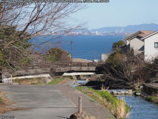境川(別府市) であい橋と大分市街