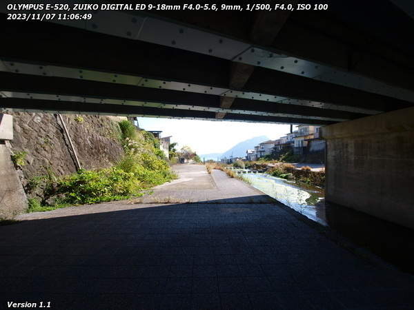 境川(別府市) 古戦場橋の下から見る高崎山と別府湾
